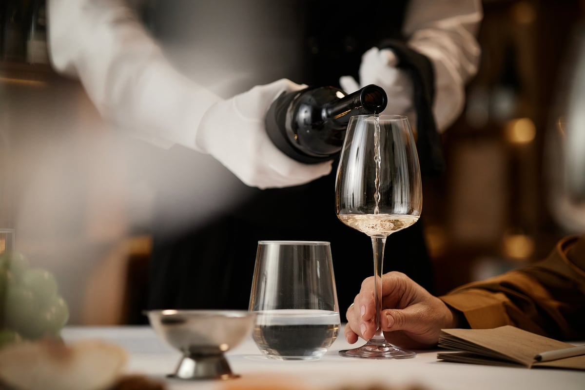 Cata de vinos guiada por sommelier en restaurante Cassia Cajicá
